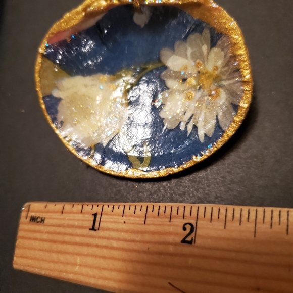 4 Handcrafted Natural Clam Shell Napkin Rings - Picture 4 of 4